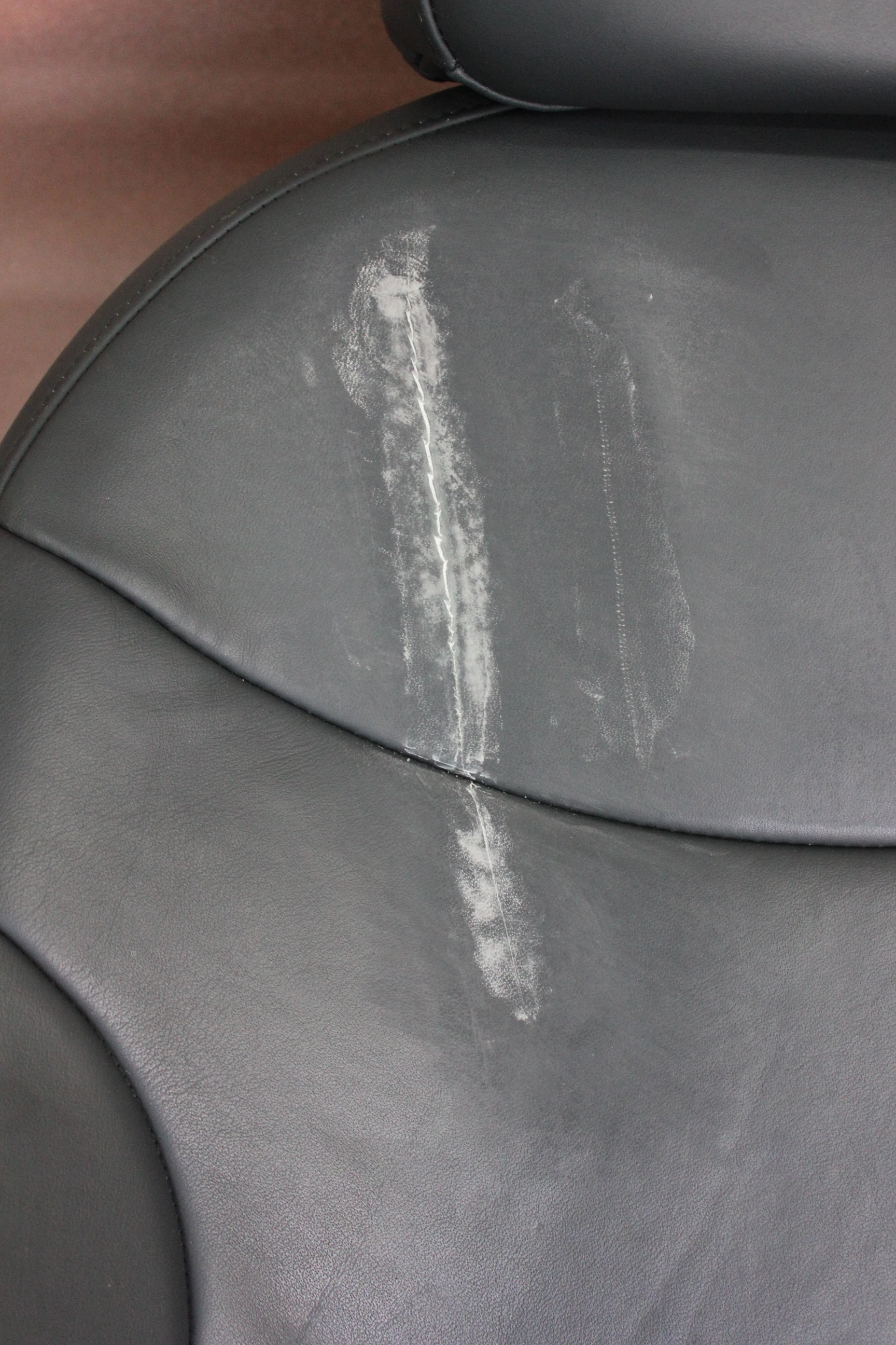 Naprawa oparcia ze skóry w samochodzie Poznań